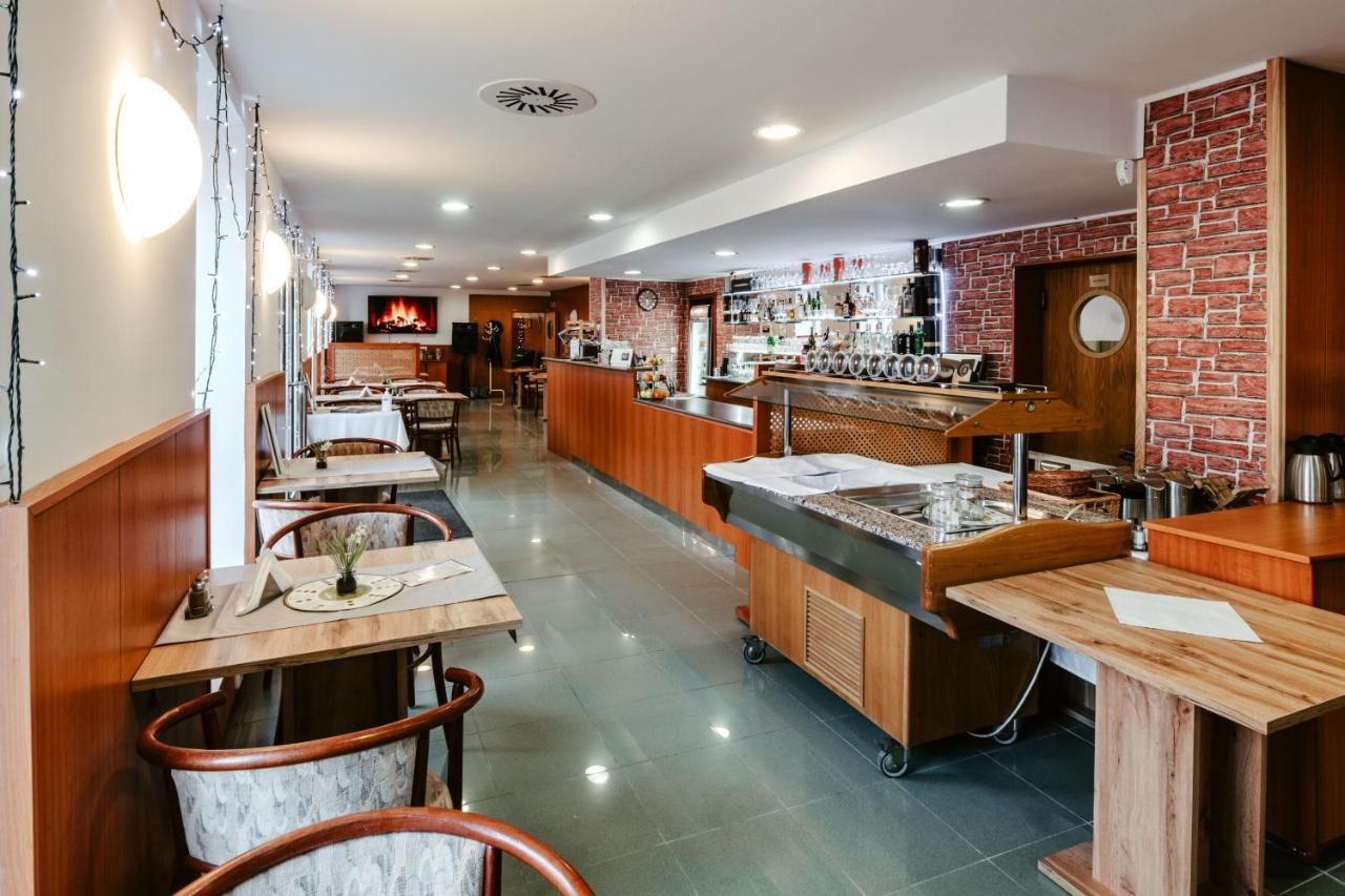 Hotel Adria Újtölgyes Kültér fotó